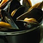 Spicy Mussels Recipe with Garlic, Mirin and Sriracha 2 Closeup of spicy steamed mussels in a small, black pot