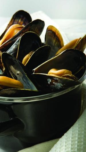 Spicy Mussels Recipe with Garlic, Mirin and Sriracha 2 Closeup of spicy steamed mussels in a small, black pot