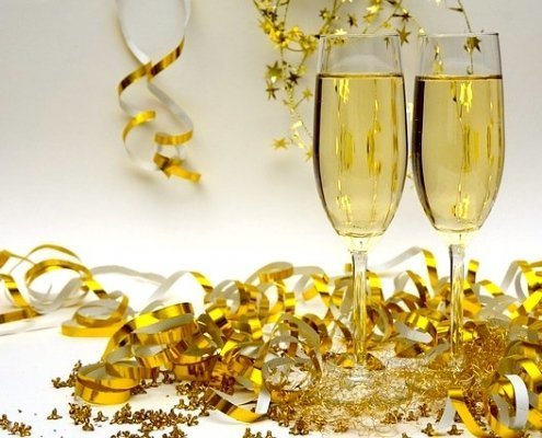 A Luxury Champagne Cocktail Recipe with Saffron 9 Saffron Fleurtation Champagne cocktails in 2 glasses with gold confetti