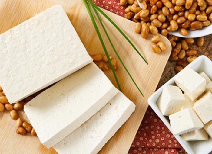 Tofu and soy beans to illustrate the benefits of tofu