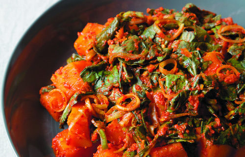 pumpkin spice kimchi in a blue bowl