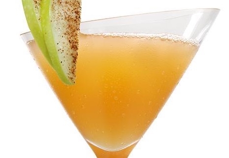 Closeup of an Apple Pie Martini with a green apple garnish