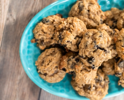 closeup of six spiced oatmeal raisin cookies on a turquoise platter