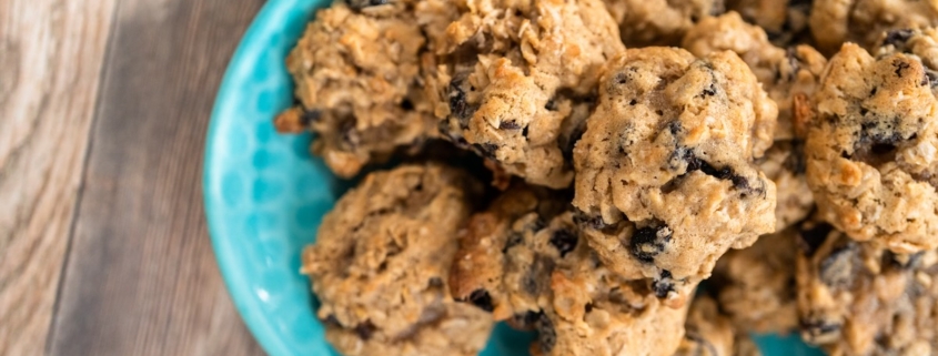 closeup of six spiced oatmeal raisin cookies on a turquoise platter