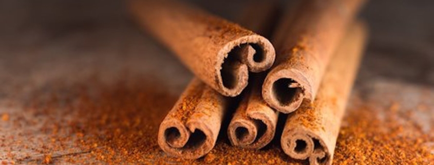 closeup of cinnamon sticks and ground cinnamon to illustrate cinnamon benefits