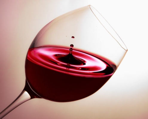 What is Organic Wine & What are the Benefits of Drinking Organic Wines? 2 Organic wine in stemware